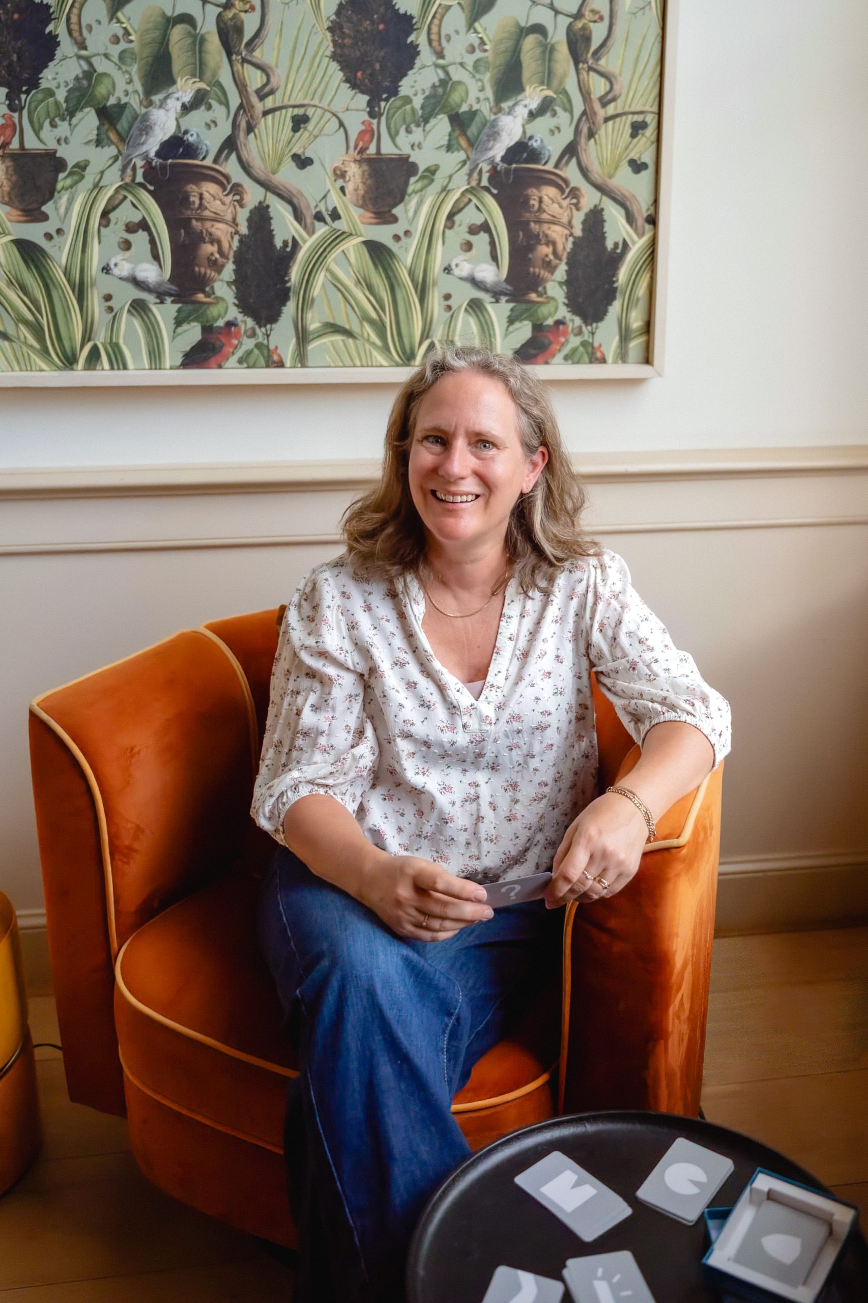 Judith van Twist met een intervisiekaart in de hand, sparringpartner voor coaching en advies